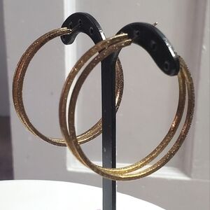 Gold Tone Thin Double Hoop Earrings. 🌴